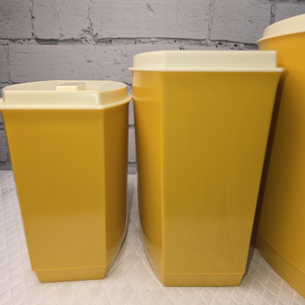 VINTAGE LUSTRO-WARE 4 PIECE PLASTIC NESTING CANISTER SET MID CENTURY EUC - Picture 6 of 9